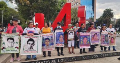 Lamentan familiares de los 43 que la CNDH los aleje de hallar el paradero de sus hijos