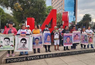Lamentan familiares de los 43 que la CNDH los aleje de hallar el paradero de sus hijos