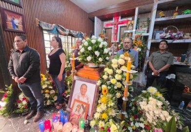 Dan último adiós al alcalde de Huamuxtitlán; acude ex gobernador Héctor Astudillo Dan último adiós al alcalde de Huamuxtitlán; acude ex gobernador Héctor Astudillo