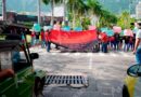 Bloquean la Costera ex trabajadores de hotel Amarea, exigen reinstalación en el Holiday Inn
