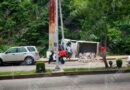 Un lesionado deja la volcadura de una camioneta con blocks de concreto en Acapulco