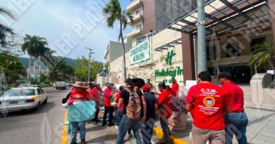 Sin respuesta, ex empleados del hotel Amarea que protestan por tercer día en Acapulco