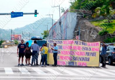 Bloquean vecinos la avenida Cuauhtémoc por daños en viviendas de la colonia Francisco Villa