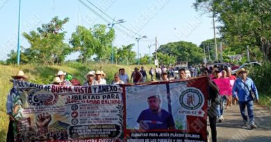 Bloquean carretera en Marquelia para exigir la liberación inmediata de Jesús Plácido Bloquean carretera en Marquelia para exigir la liberación inmediata de Jesús Plácido