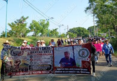 Bloquean carretera en Marquelia para exigir la liberación inmediata de Jesús Plácido Bloquean carretera en Marquelia para exigir la liberación inmediata de Jesús Plácido