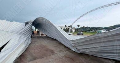 Colapsa techumbre de cancha junto al mercado de Coyuca por fuertes lluvias