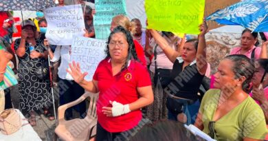 Protestan habitantes de Acapulco afuera de la FGR por denuncia de la CFE contra una vecina