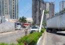 Tráiler derriba poste de alumbrado público en Acapulco Tráiler derriba poste de alumbrado público en Acapulco