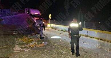 Fallecen chofer y copiloto en volcadura de tractocamión cargado de maíz, en la Autopista del Sol Fallecen chofer y copiloto en volcadura de tractocamión cargado de maíz, en la Autopista del Sol