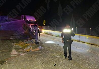 Fallecen chofer y copiloto en volcadura de tractocamión cargado de maíz, en la Autopista del Sol Fallecen chofer y copiloto en volcadura de tractocamión cargado de maíz, en la Autopista del Sol