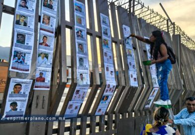 Tapizan buscadoras la entrada del Palacio de Gobierno con fichas tras el retiro y rotura de lonas