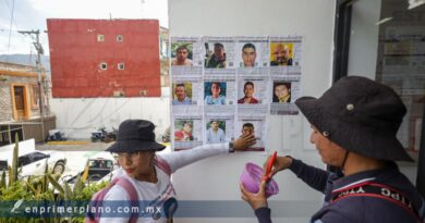 Pega colectivo fichas de búsqueda de joven que desapareció en la Sierra de Chilpancingo