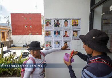 Pega colectivo fichas de búsqueda de joven que desapareció en la Sierra de Chilpancingo