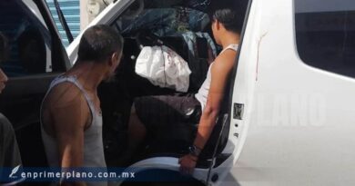 Impacta Urvan contra un muro en zona Diamante en Acapulco; hay cinco lesionados