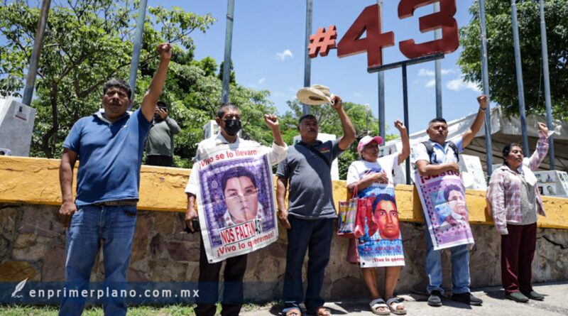 Exigen familiares de los 43 cárcel de por vida para Aguirre