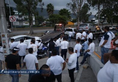 Retienen taxistas dos vehículos por operar en la aplicación Pronto; uno pertenece a la SEP