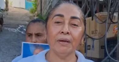 Denuncian que fichas de desaparecidos fueron cubiertas por propaganda de Esthela en Acapulco
