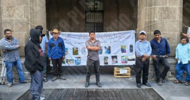 Cumplen pobladores de Alcozauca 8 días de plantón en Palacio Nacional ante desplazamiento y quema de casas Cumplen pobladores de Alcozauca 8 días de plantón en Palacio Nacional ante desplazamiento y quema de casas