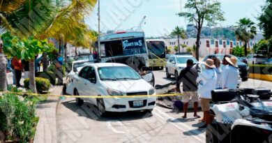 Camión urbano provoca carambola en la zona turística de Acapulco