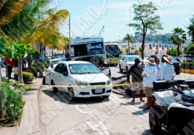 Camión urbano provoca carambola en la zona turística de Acapulco