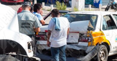 Deja cuatro heridos choque entre camión de volteo y taxi colectivo en Acapulco