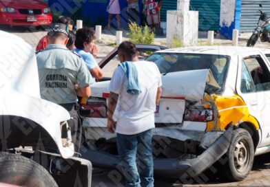 Deja cuatro heridos choque entre camión de volteo y taxi colectivo en Acapulco