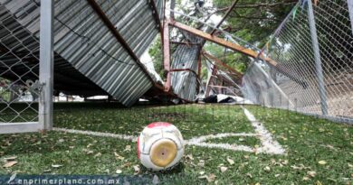 Autoridades no retiran techo colapsado de cancha de fútbol en la capital, denuncian