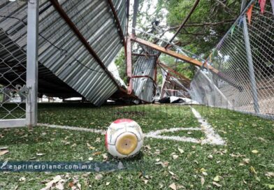 Autoridades no retiran techo colapsado de cancha de fútbol en la capital, denuncian