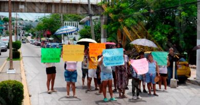 Protestan colonos de Acapulco, exigen retirar escombro que invade un andador