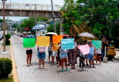 Protestan colonos de Acapulco, exigen retirar escombro que invade un andador