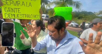 Confrontan a Sofío Ramírez en Zihuatanejo para exigirle que responda por accidente