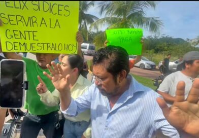 Confrontan a Sofío Ramírez en Zihuatanejo para exigirle que responda por accidente