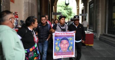 Informó a madres y padres de los 43 de nuevas líneas de investigación, asegura Sheinbaum