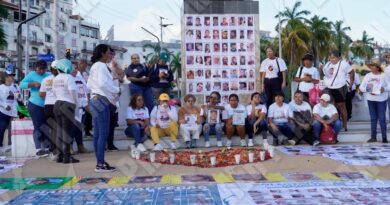 Familias buscadoras colocan memorial en el malecón de Acapulco