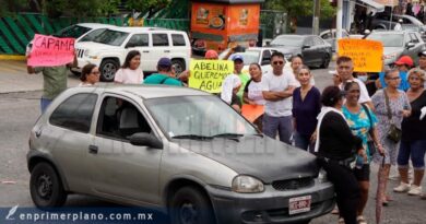 Bloquean pobladores parcialmente calzada Pie de la Cuesta para exigir agua