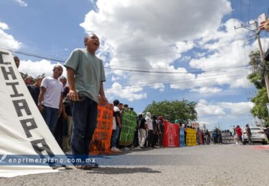 Protestan normalistas de Ayotzinapa en el Congreso de Guerrero a 12 años del caso Iguala