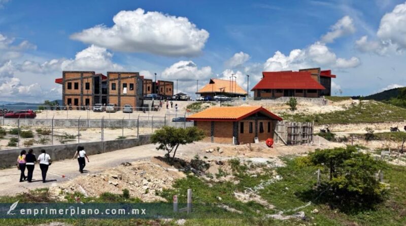 A dos años de concluir estudios, exigen egresados de la Universidad del Bienestar en Tixtla su título y cédula