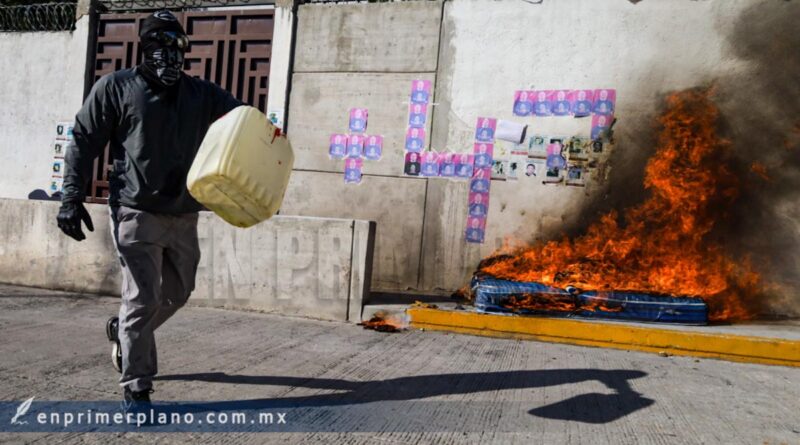 Lanzan normalistas petardos a Ciudad Judicial de Iguala a 12 años del caso Ayotzinapa