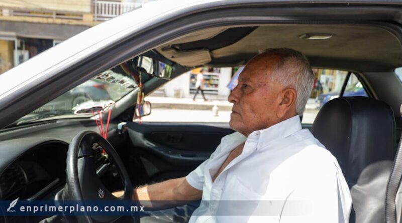 Con 40 años al volante, Armando protesta contra el transporte por aplicación y llama a no votar por Morena