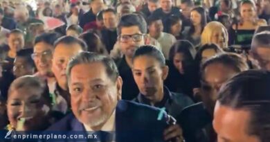 Vitorean burócratas a Félix en la ceremonia del Grito de Evelyn