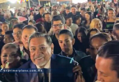 Vitorean burócratas a Félix en la ceremonia del Grito de Evelyn