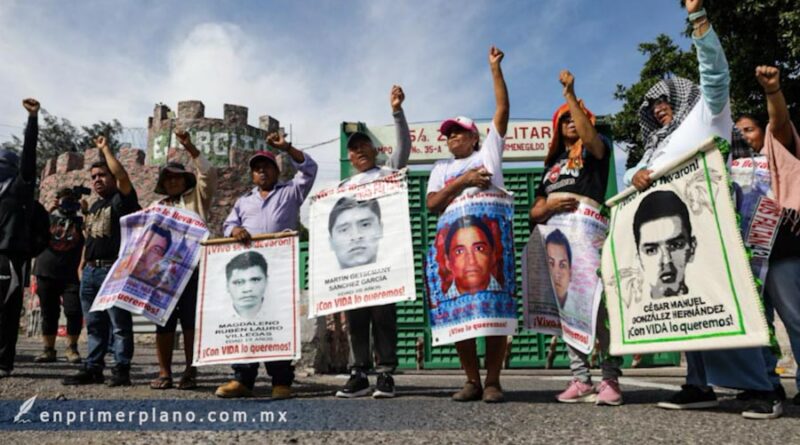 Protestan familias de los 43 en la 35 Zona Militar: exigen a la presidenta el regreso del GIEI y folios del Ejército