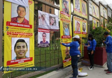 Exigen disculpa pública al gobierno estatal por el retiro de lonas del Palacio de Gobierno