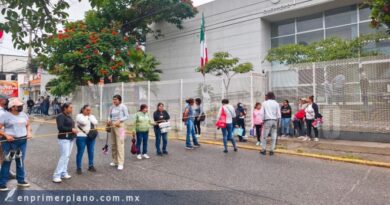 Protestan en IGIFE padres de familia de una primaria; exigen obras y demolición de bodega