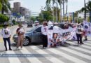 Bloquean colectivos la Costera por el retiro de fichas de búsqueda en Acapulco