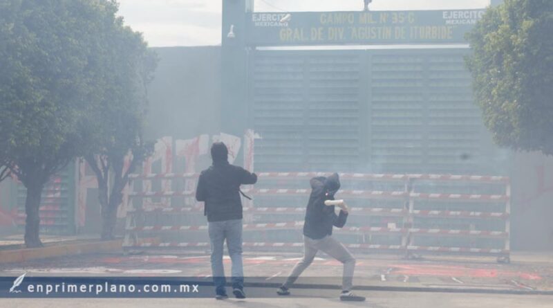 Lanzan petardos normalistas al 27 Batallón en Iguala; familias exigen los 853 folios al Ejército