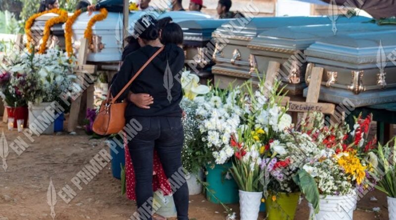 Exigen exhumación de 6 cuerpos tras anomalías de FGE en caso de comerciantes de Chautipan