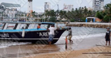 Genera huracán Polo estragos en Acapulco: fuerte oleaje causa el hundimiento de un yate y el resguardo de lanchas