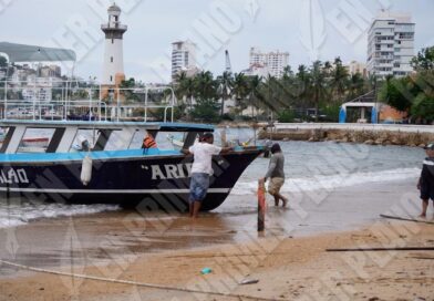 Genera huracán Polo estragos en Acapulco: fuerte oleaje causa el hundimiento de un yate y el resguardo de lanchas