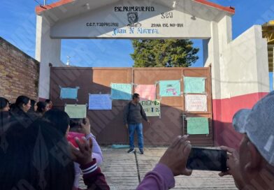 Cierran padres de familia una primaria en Zoquiapa; exigen tres docentes